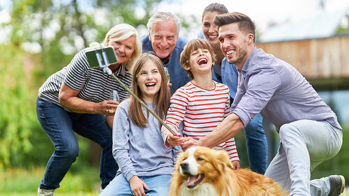 Familie-Selfie-319659150-AS-Robert-Kneschke