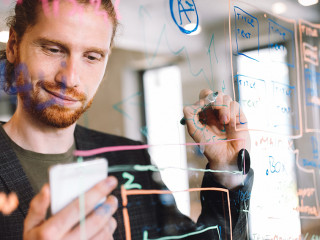 Mann-Smartphone-Whiteboard-452671908-AS-NDABCREATIVITY