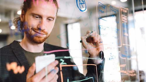 Mann-Smartphone-Whiteboard-452671908-AS-NDABCREATIVITY