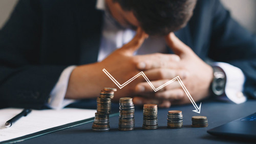 Anzugtraeger-Muenzen-Pfeil-negativ-336029625-AS-Miha-Creative