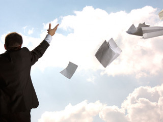 Anzugtraeger-wirft-Papier-25805496-AS-hoboton