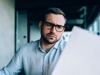 Mann-Papier-besorgt-336552806-AS-BullRun