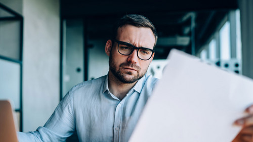 Mann-Papier-besorgt-336552806-AS-BullRun