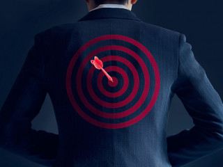 Anzugtraeger-Zielscheibe-104260479-AS-ipopba