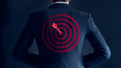 Anzugtraeger-Zielscheibe-104260479-AS-ipopba