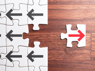 Pfeile-Puzzle-entgegen-229119982-AS-tadamichi