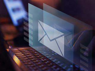 Laptop-Haende-E-Mail-416930594-AS-Song-about-summer