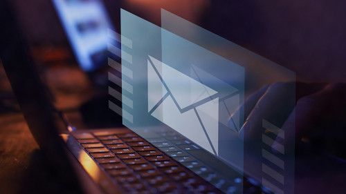 Laptop-Haende-E-Mail-416930594-AS-Song-about-summer