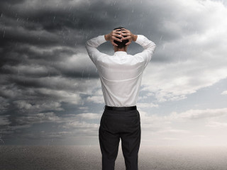 Anzugtraeger-Sturm-54041047-AS-WavebreakmediaMicro