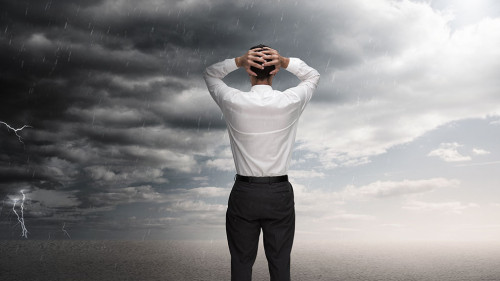 Anzugtraeger-Sturm-54041047-AS-WavebreakmediaMicro