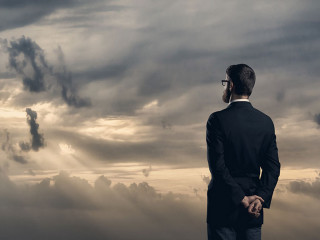 Anzugtraeger-Wolken-194541498-AS-Maksim-Shmeljov