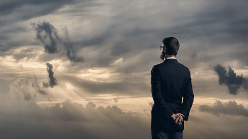 Anzugtraeger-Wolken-194541498-AS-Maksim-Shmeljov