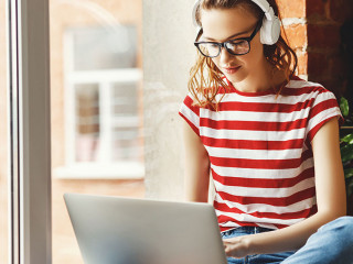 Maedchen-Laptop-Kopfhoerer-334861961-AS-JenkoAtaman