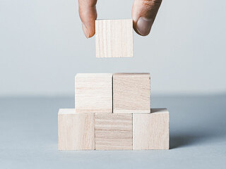 Hand-Baukloetze-345029543-AS-beeboys