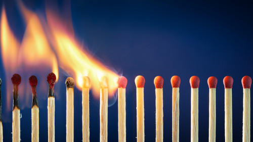 Streichhoelzer-brennen-285523179-AS-Romolo-Tavani