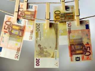 Geldscheine-Waescheleine-15134303-AS-Comugnero-Silvana