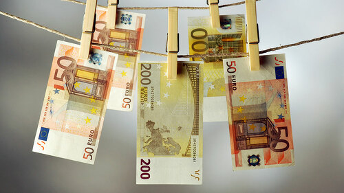 Geldscheine-Waescheleine-15134303-AS-Comugnero-Silvana