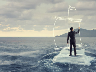 Anzugtraeger-Eisscholle-205721032-AS-Sergey-Nivens