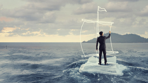 Anzugtraeger-Eisscholle-205721032-AS-Sergey-Nivens