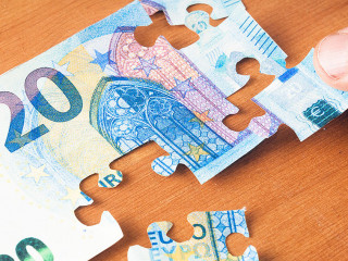 Geldschein-Puzzle-Hand-183190840-AS-cristianstorto