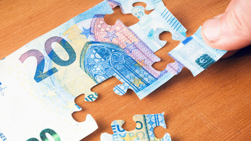 Geldschein-Puzzle-Hand-183190840-AS-cristianstorto