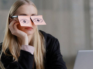 Frau-Augen-Post-its-501370959-AS-Yuliia