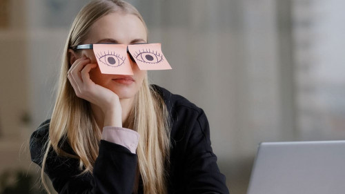 Frau-Augen-Post-its-501370959-AS-Yuliia