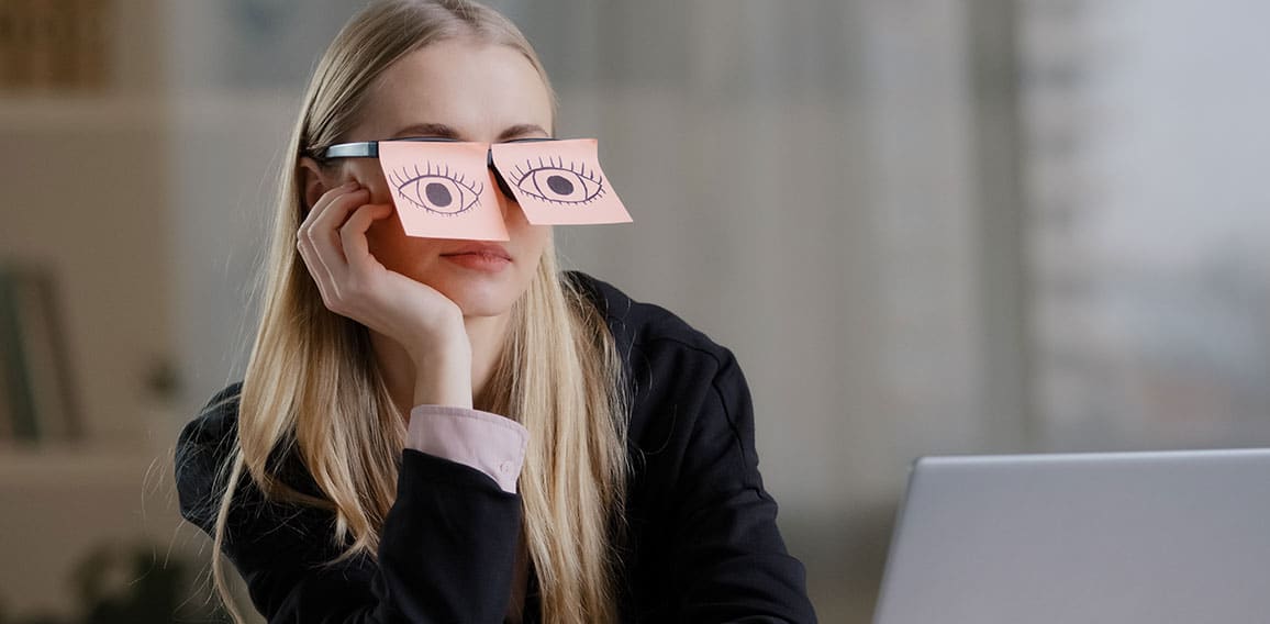 Frau-Augen-Post-its-501370959-AS-Yuliia