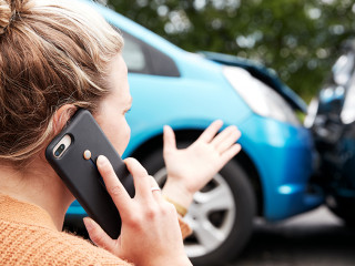 Frau-Smartphone-Autounfall-273702590-AS-Monkey-Business