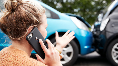 Frau-Smartphone-Autounfall-273702590-AS-Monkey-Business