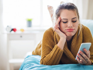 Frau-gelangweilt-Smartphone-315093111-AS-Halfpoint