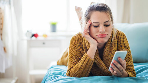 Frau-gelangweilt-Smartphone-315093111-AS-Halfpoint