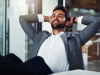 Anzugtraeger-Laecheln-494206716-AS-Nikish-Hiraman-peopleimages-com