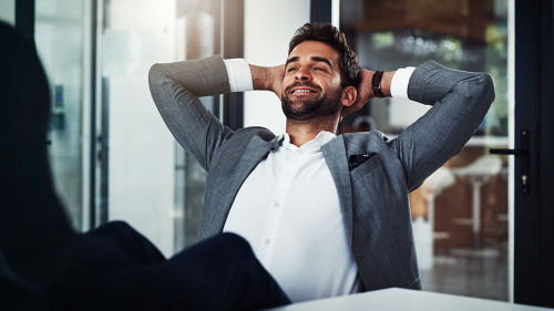 Anzugtraeger-Laecheln-494206716-AS-Nikish-Hiraman-peopleimages-com