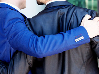 Anzugtraeger-Umarmung-197887586-AS-wernerimages