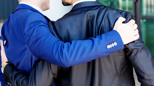 Anzugtraeger-Umarmung-197887586-AS-wernerimages