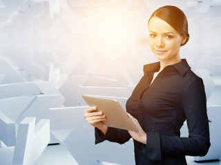 Anzugtraegerin-Tablet-Pfeile-265238915-AS-Sergey-Nivens