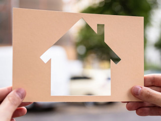 Haende-Haus-Cutout-289594449-AS-Andrey-Popov