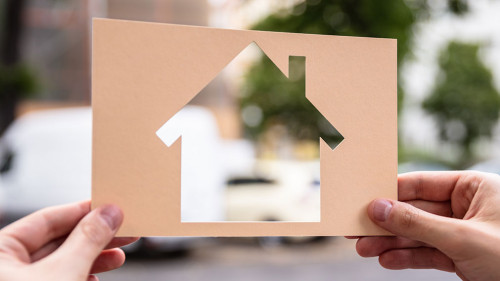 Haende-Haus-Cutout-289594449-AS-Andrey-Popov