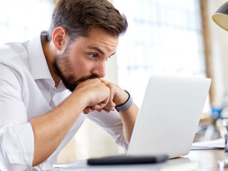 Mann-Laptop-nervoes-276347183-AS-Guenter-Menzl