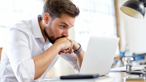 Mann-Laptop-nervoes-276347183-AS-Guenter-Menzl