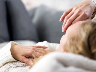 Frau-krank-Sofa-315011756-AS-astrosystem