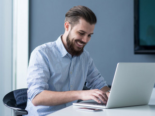 Mann-Laptop-Laecheln-111779485-AS-bernardbodo