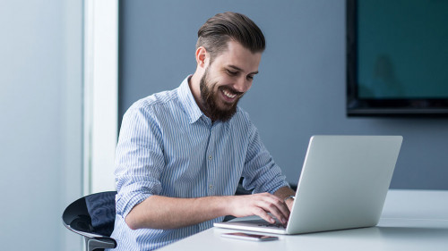 Mann-Laptop-Laecheln-111779485-AS-bernardbodo