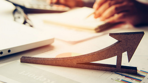 Laptop-Pfeil-404947811-AS-atit-phetmuangtong-EyeEm