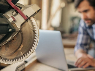 Saege-Handwerker-Laptop-245915847-AS-mavoimages