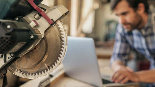 Saege-Handwerker-Laptop-245915847-AS-mavoimages