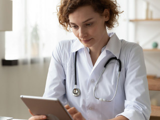 Aerztin-Stethoskop-Tablet-345264295-AS-fizkes