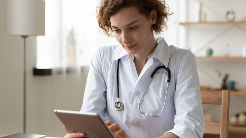 Aerztin-Stethoskop-Tablet-345264295-AS-fizkes