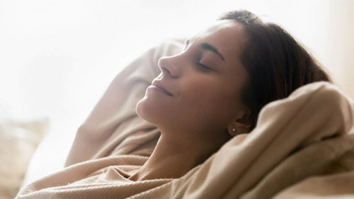 Frau-entspannt-323374169-AS-fizkes